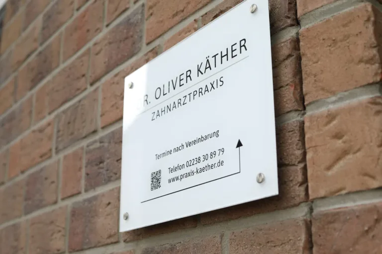 Praxisschild der Zahnarztpraxis Dr. Oliver Käther in Pulheim