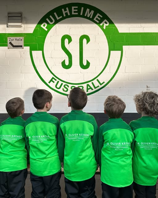 Junge Fußballspieler des Pulheimer SC mit dem Praxisnamen auf ihren Trikots